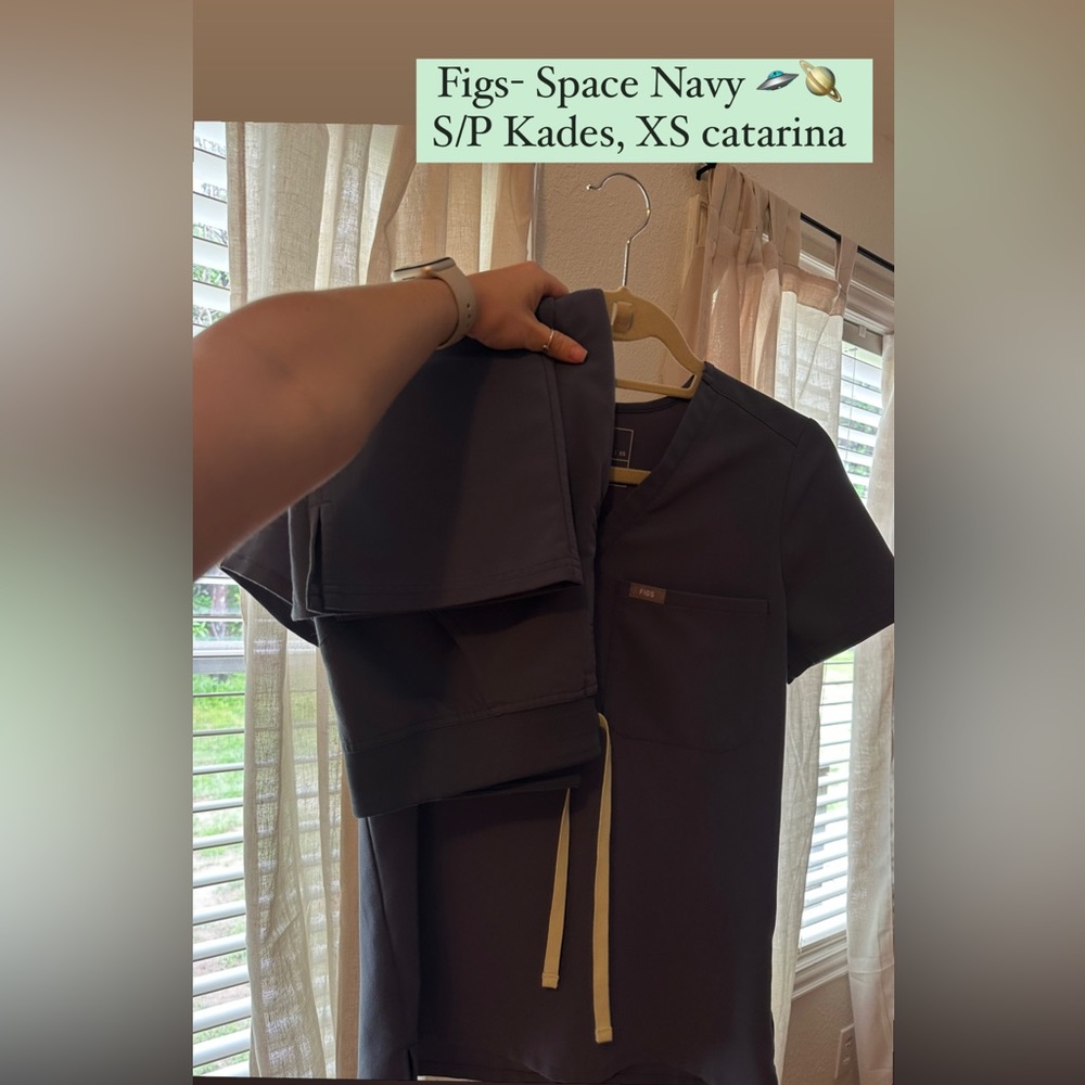 Figs scrubs- Space navy
S/P Kade cargo pants, XS Catarina top